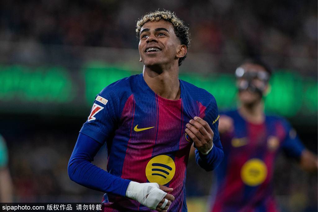 为啥没法谈恋爱？亚马尔：因为我喜欢半夜起床吃饼干