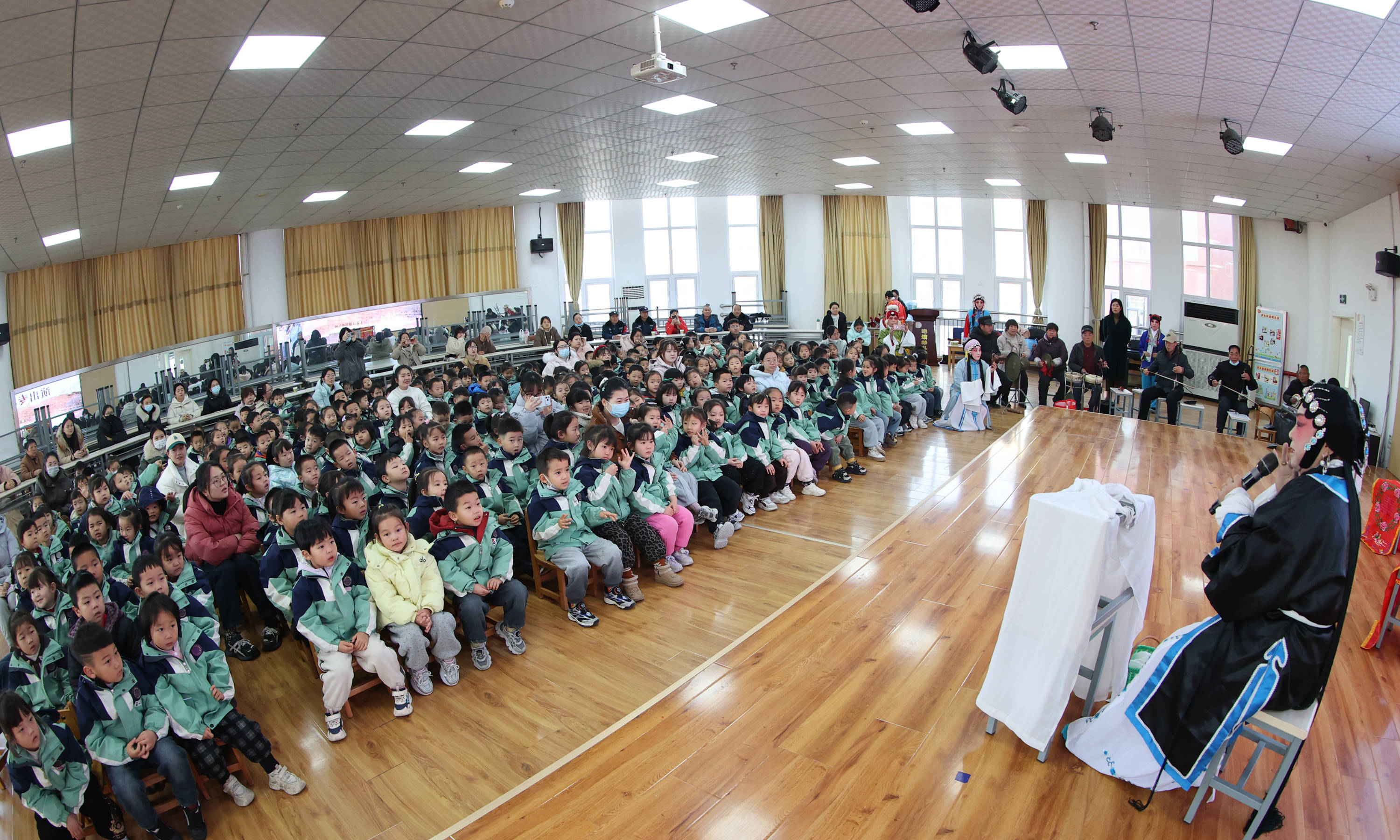 大荔县洛滨幼儿园此次非遗戏剧进校园活动,让孩子们近距离领略了传统