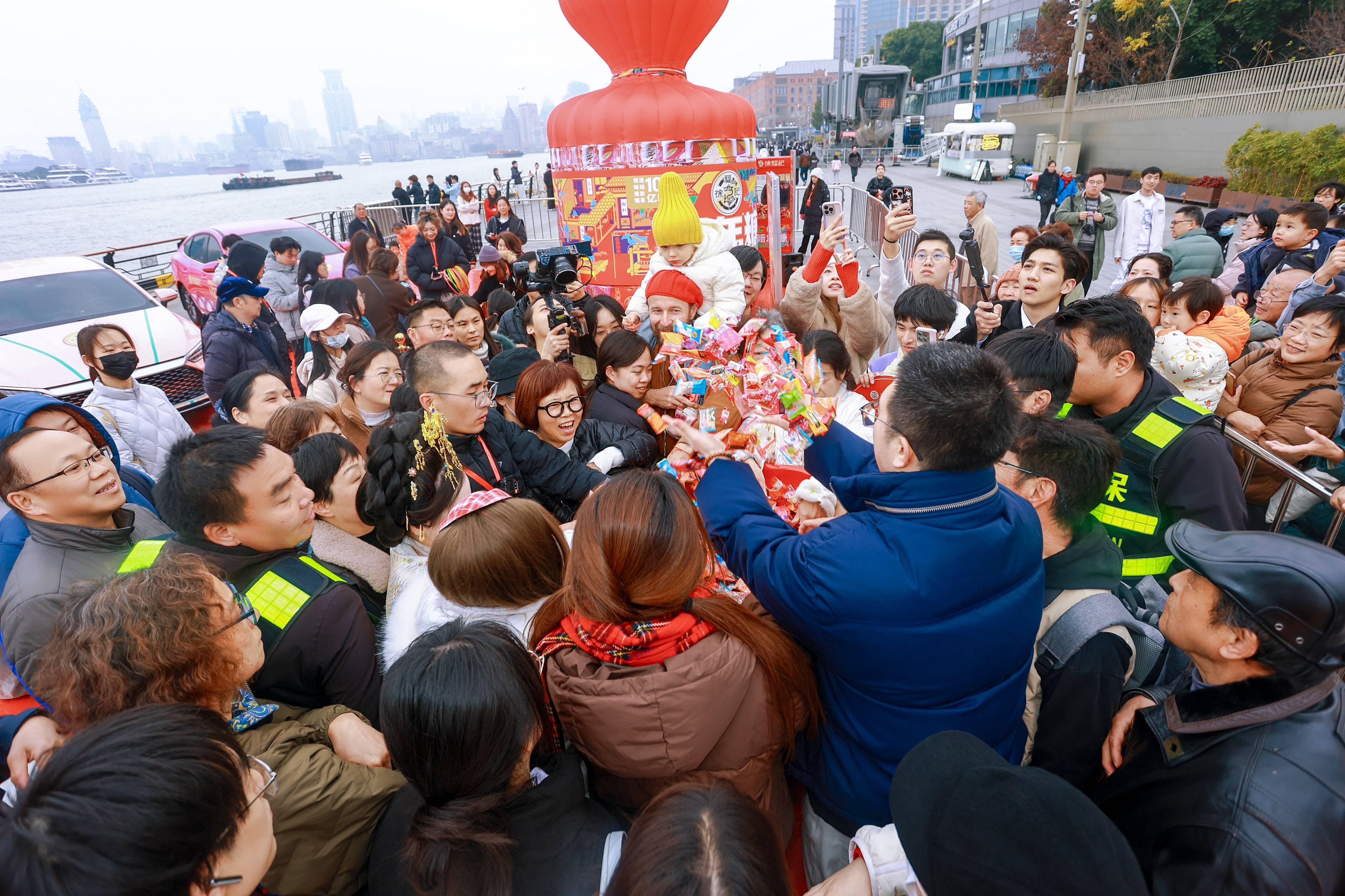《1亿颗糖的甜蜜抵达外滩，徐福记“新春发糖车”开进海派年味里》