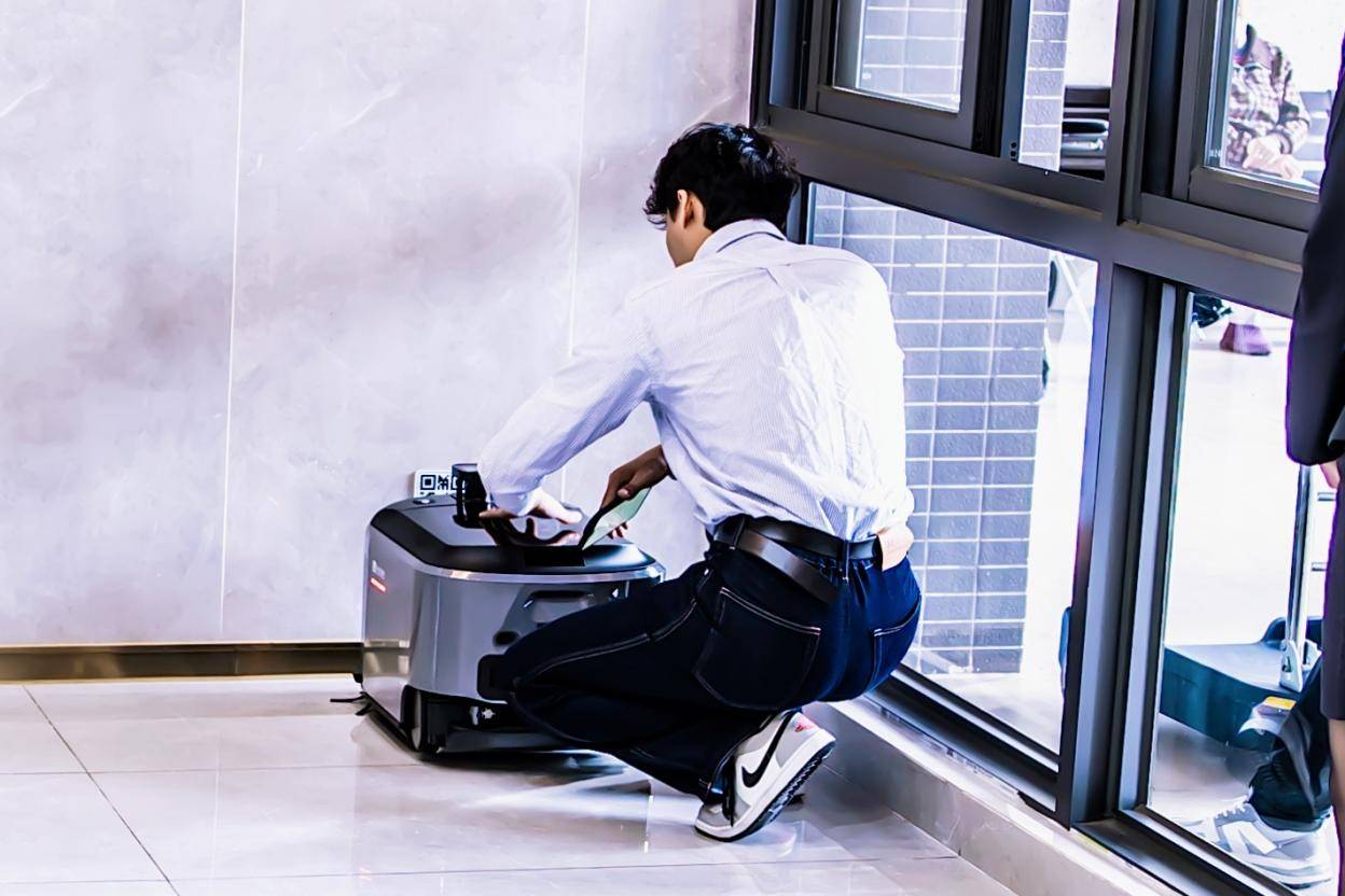 终于,机器人也成了房地产的“新叙事”-锋巢网