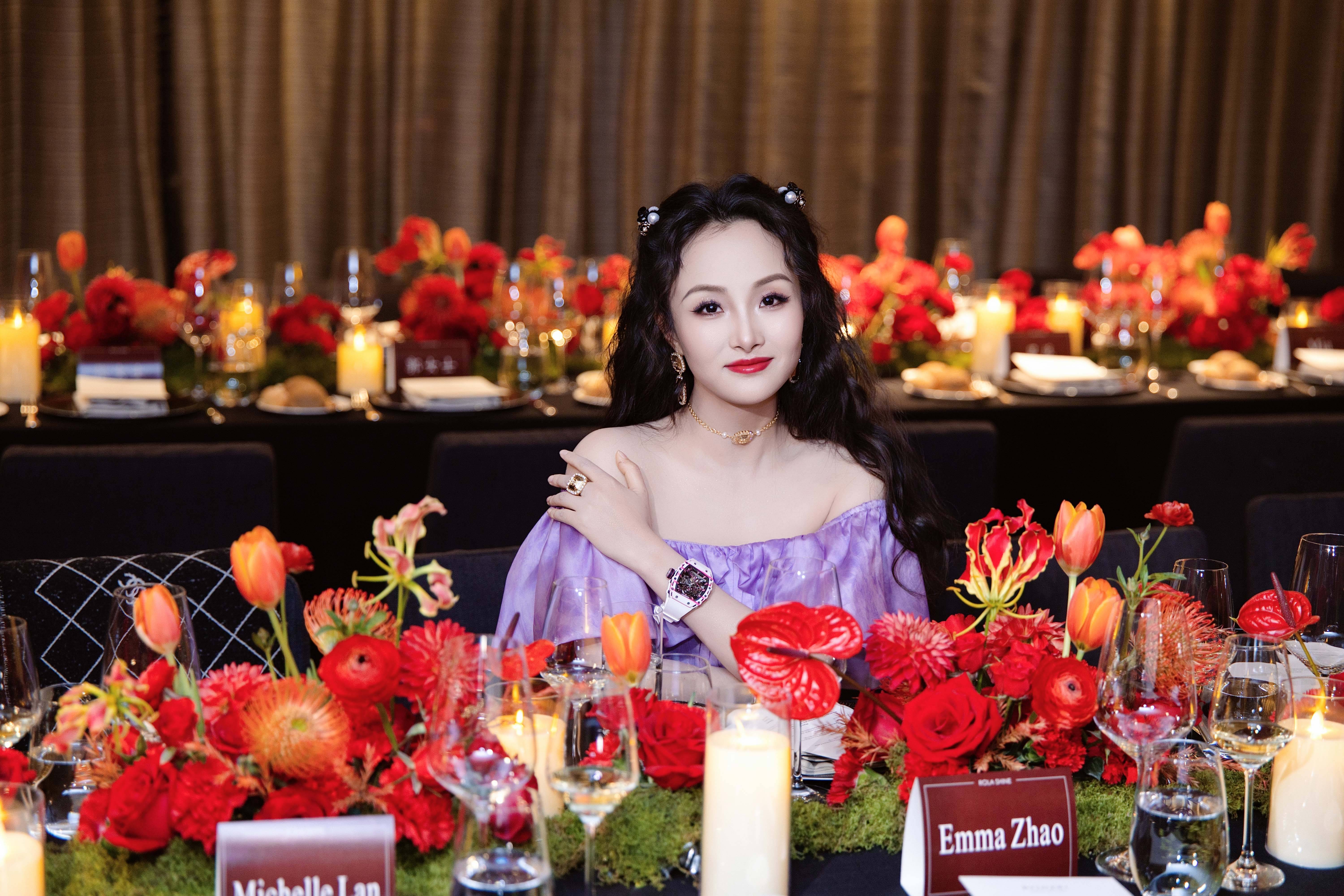 亮月影视董事长项亮月闪耀Rola Shine臻耀之夜   紫色造型与东方珠宝交相辉映