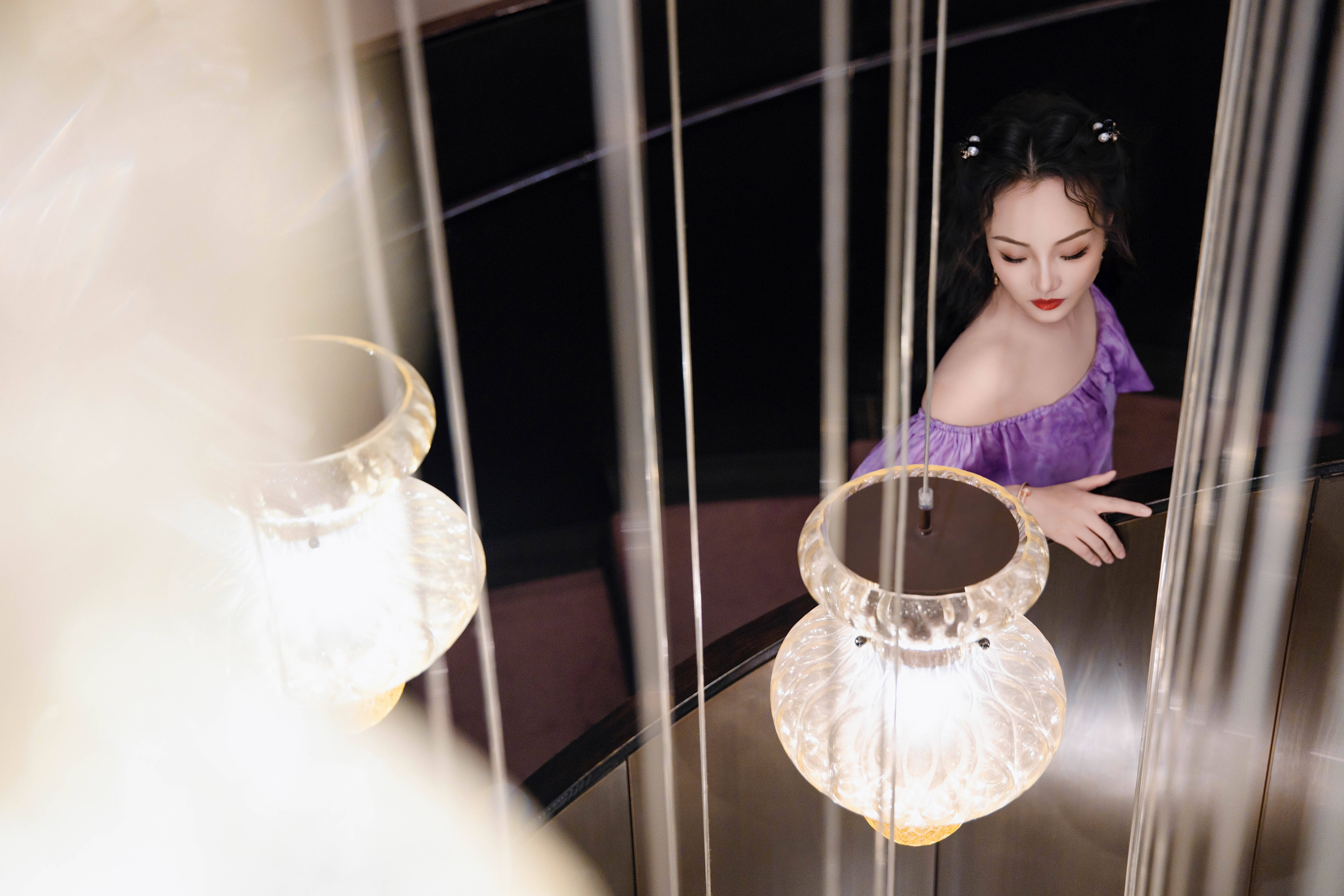 亮月影视董事长项亮月闪耀Rola Shine臻耀之夜   紫色造型与东方珠宝交相辉映