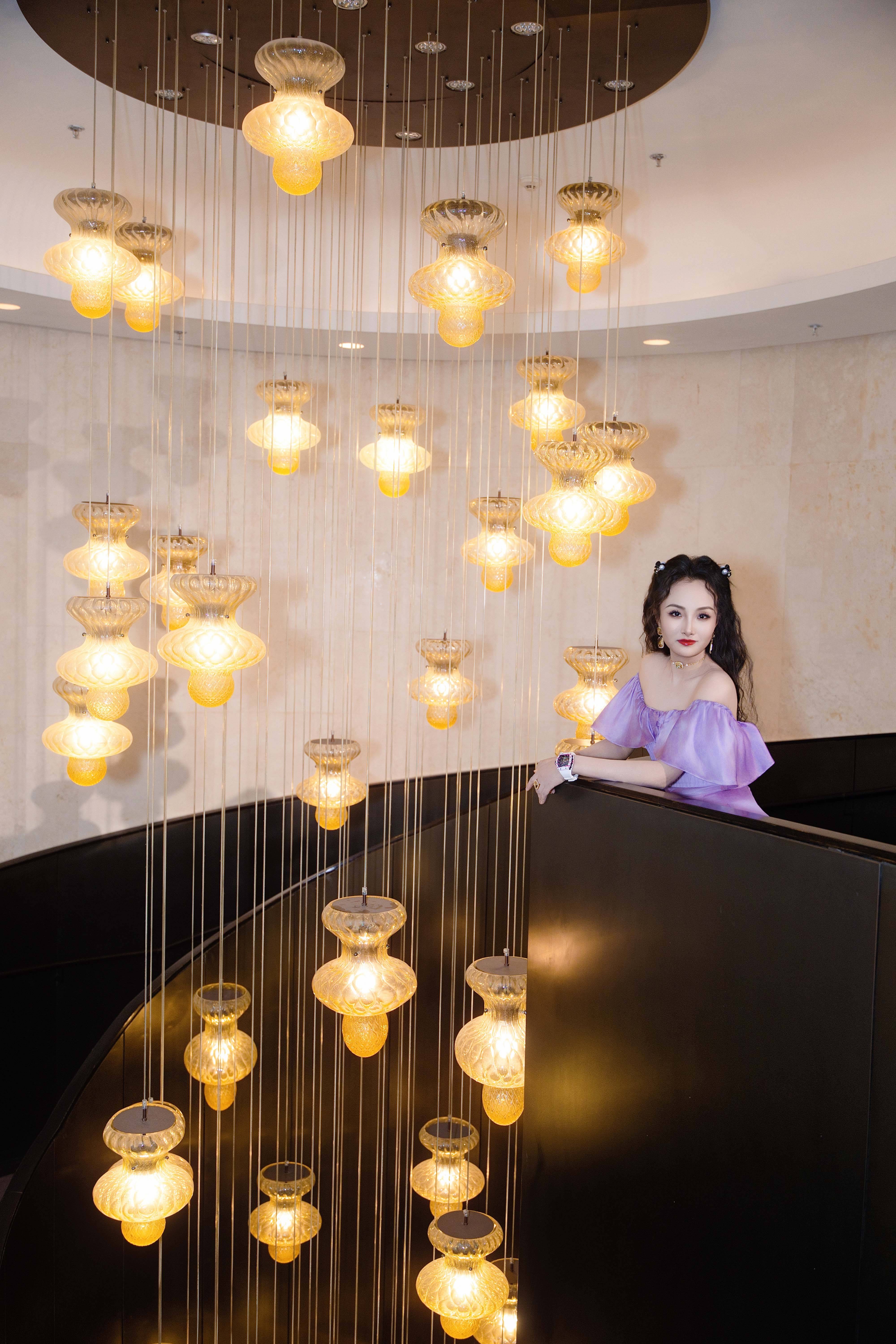 亮月影视董事长项亮月闪耀Rola Shine臻耀之夜   紫色造型与东方珠宝交相辉映