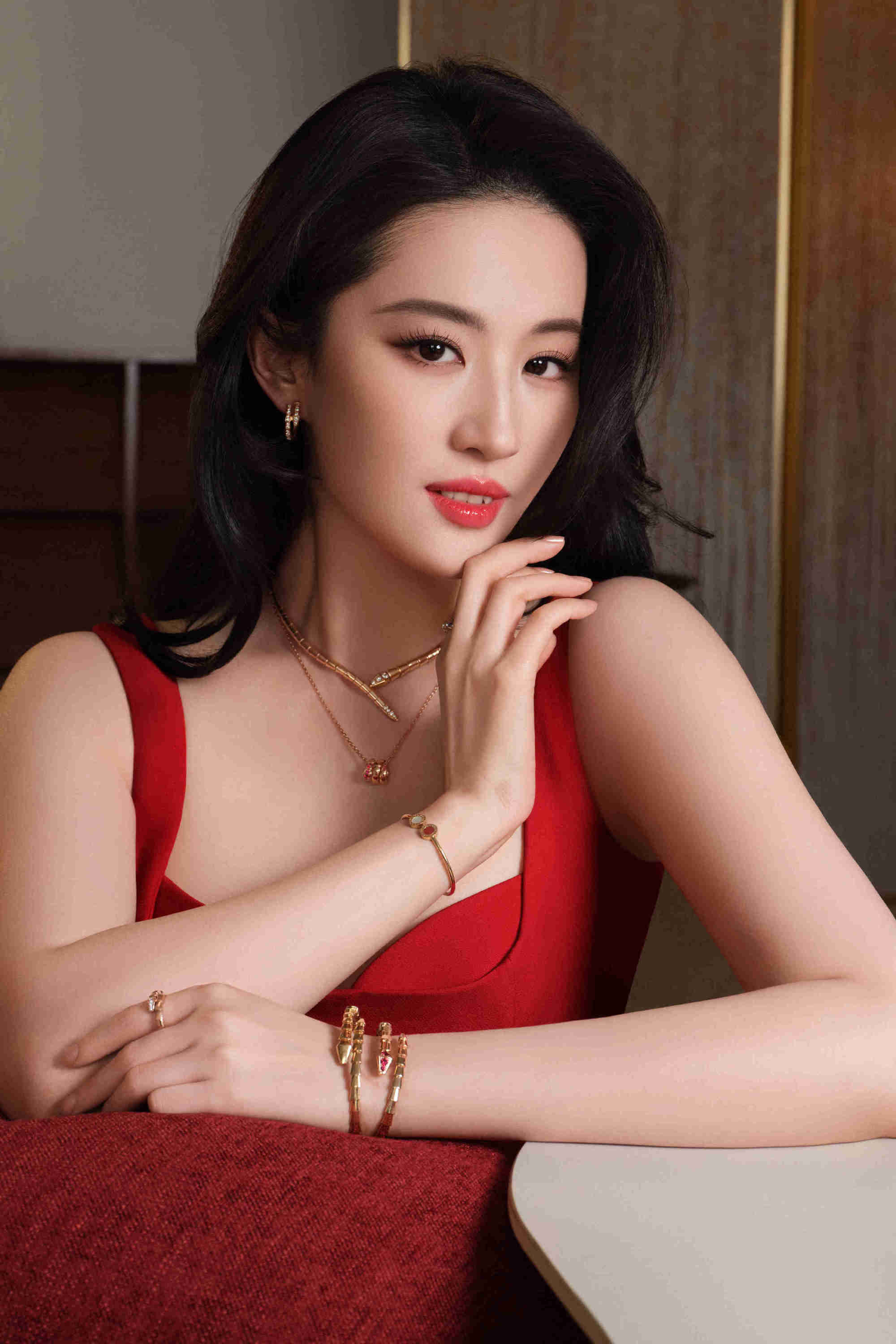 刘亦菲蔡依林等拍摄新春大片 穿性感吊带裙戴夸张珠宝