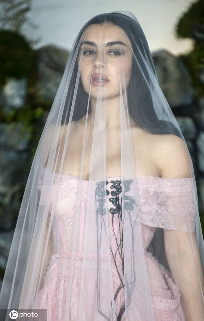 查莉·XCX粉色婚纱造型 亮相电影《呼啸山庄》伦敦首映礼