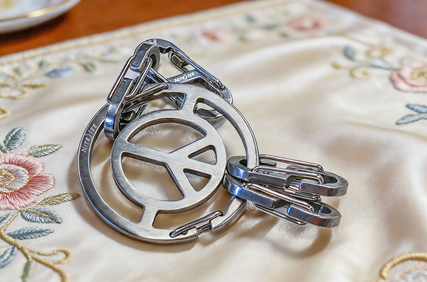 双环之内的和平之美：奈爱和平标志钥匙扣