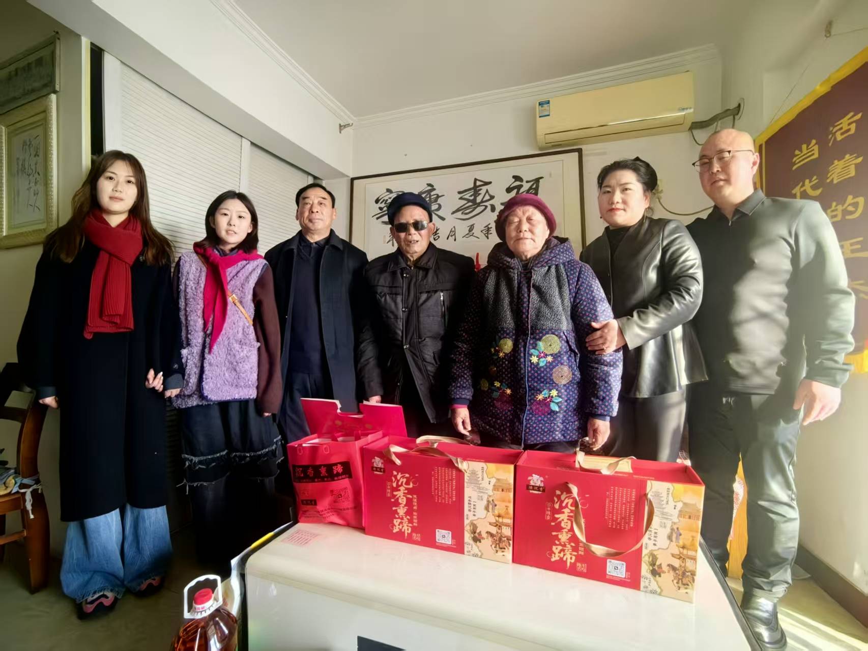 邳州“炮车沉香熏蹄”食品陈小勇、纪迪夫妇慰问李彦清(图5) 邳州“炮车沉香熏蹄”食品陈小勇、纪迪夫妇慰问李彦清(图5)