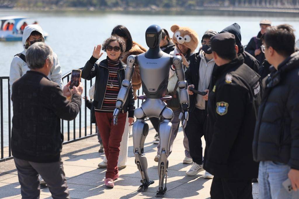 人形机器人，还未“造福”先“造富”-锋巢网