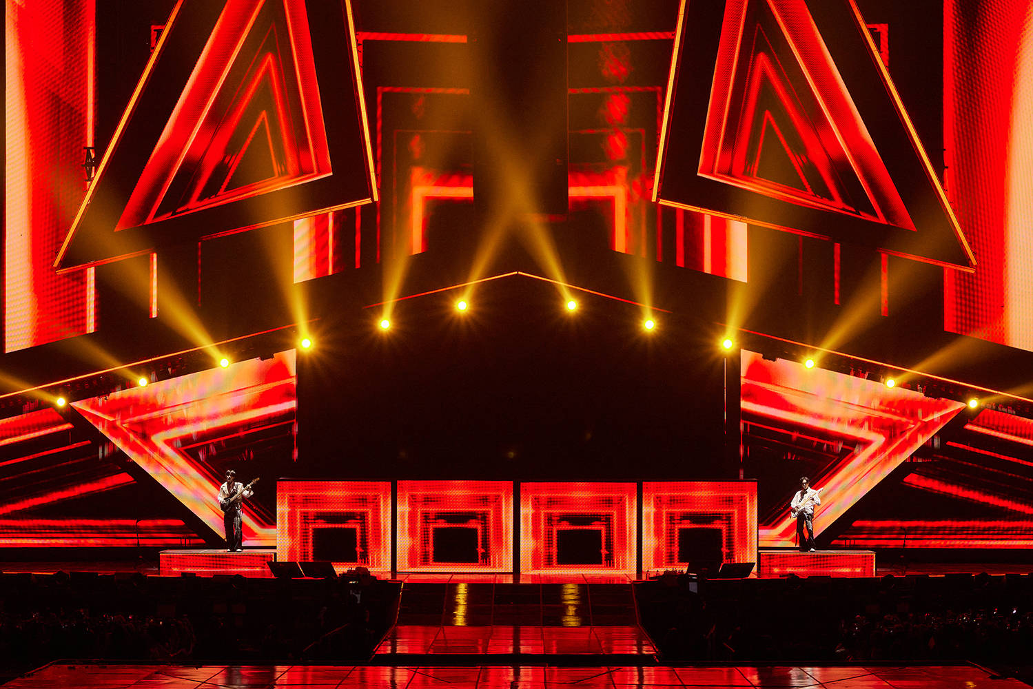 RIIZE首次世界巡演&ldquo;RIIZING LOUD&rdquo;WONIBIN- ANTON吉他合奏照.jpg