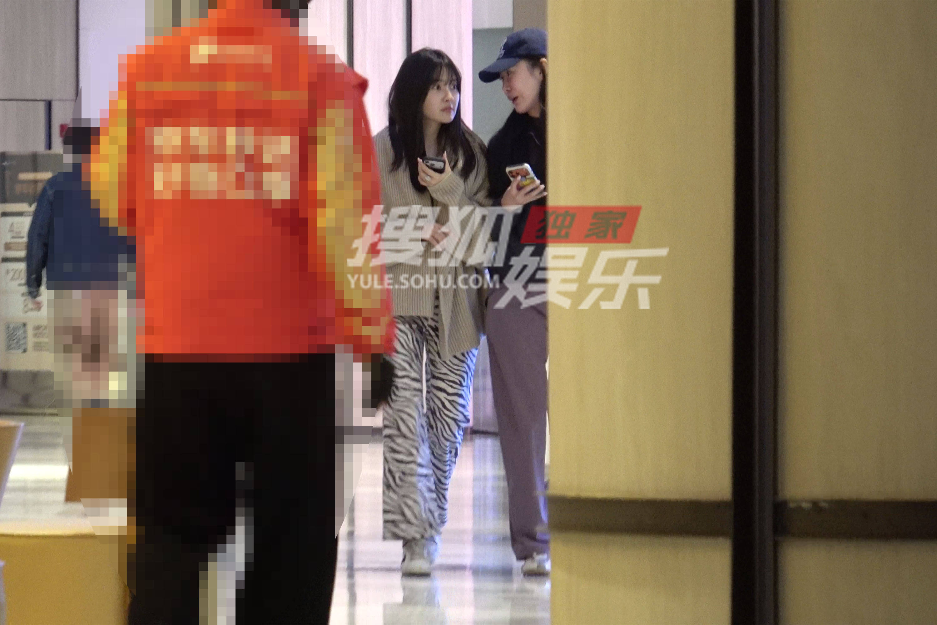梁洁和好友逛商场吃火锅 随性穿搭温柔感扑面而来