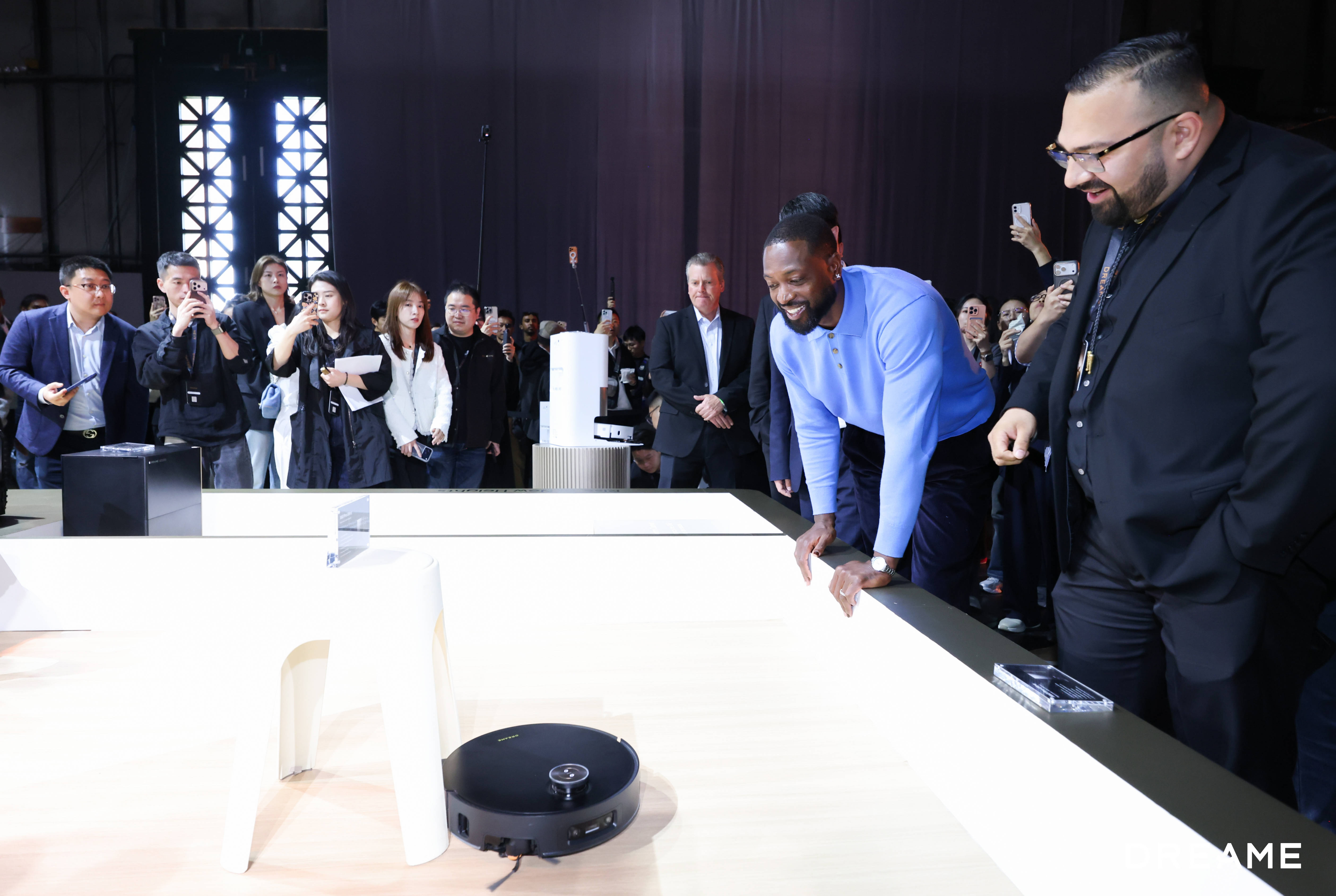 《“闪电侠”韦德当“陪练”，追觅扫地机硅谷上演极限避障》