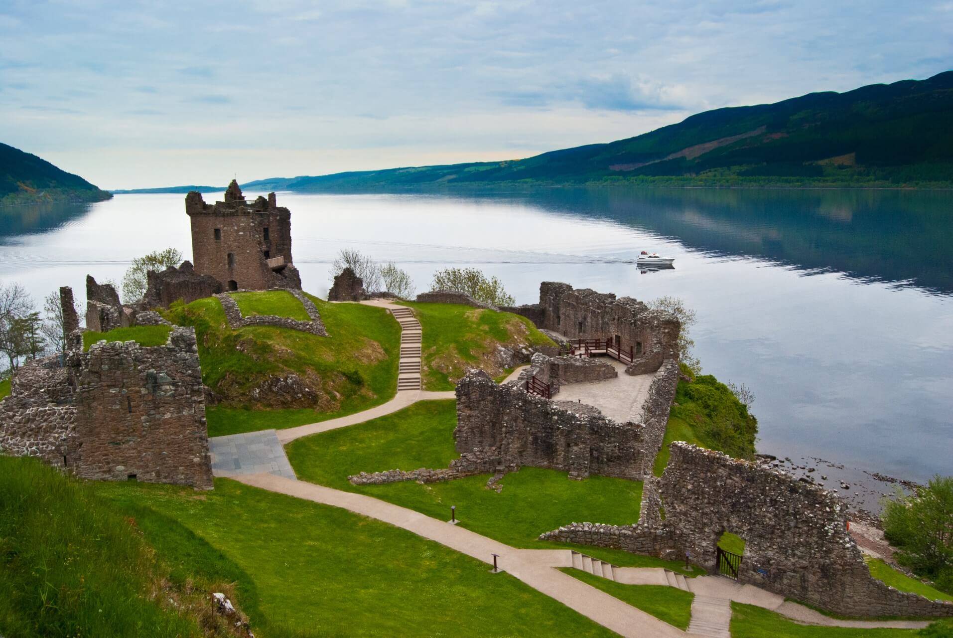 Schloss-am-Loch-Ness-iStock-168809877.jpg