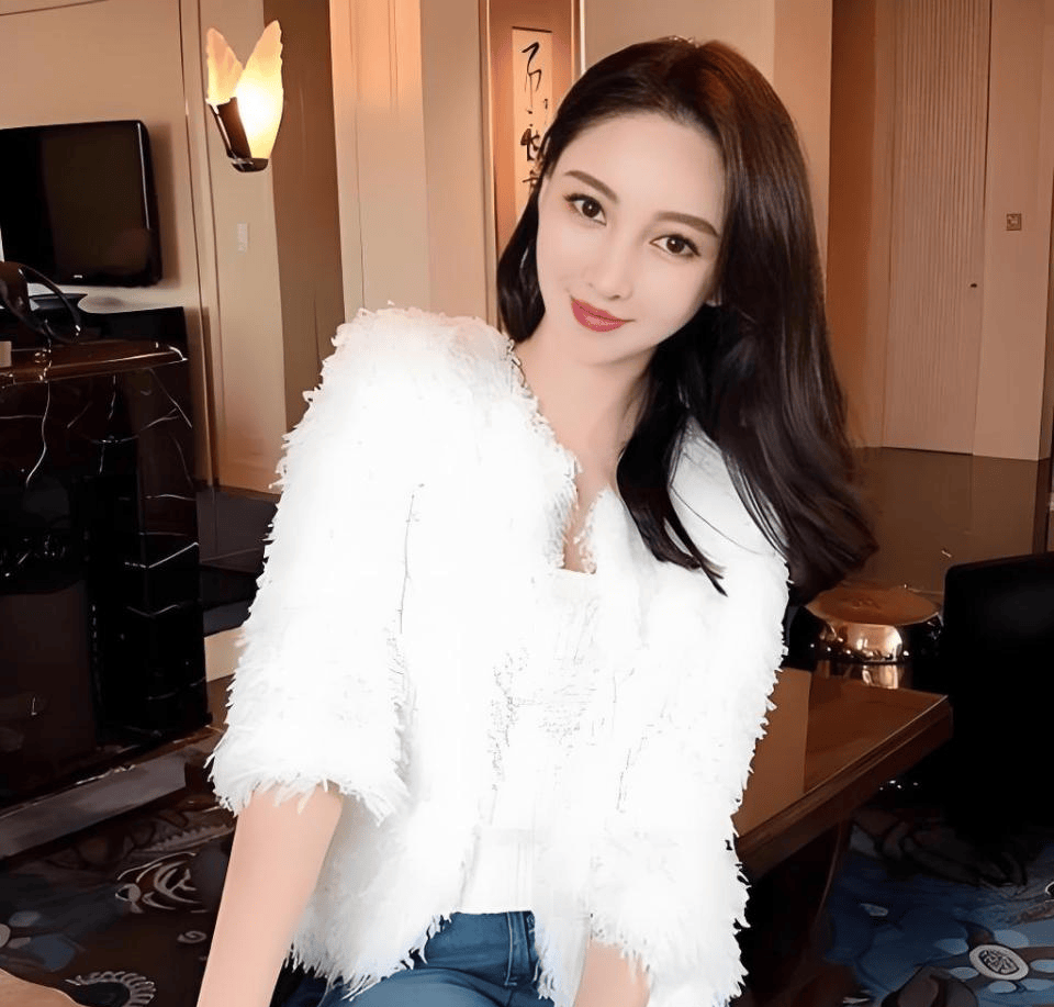 黄晓明新女友胡冉儿不简单,26岁南加大双学位,起薪就七位数