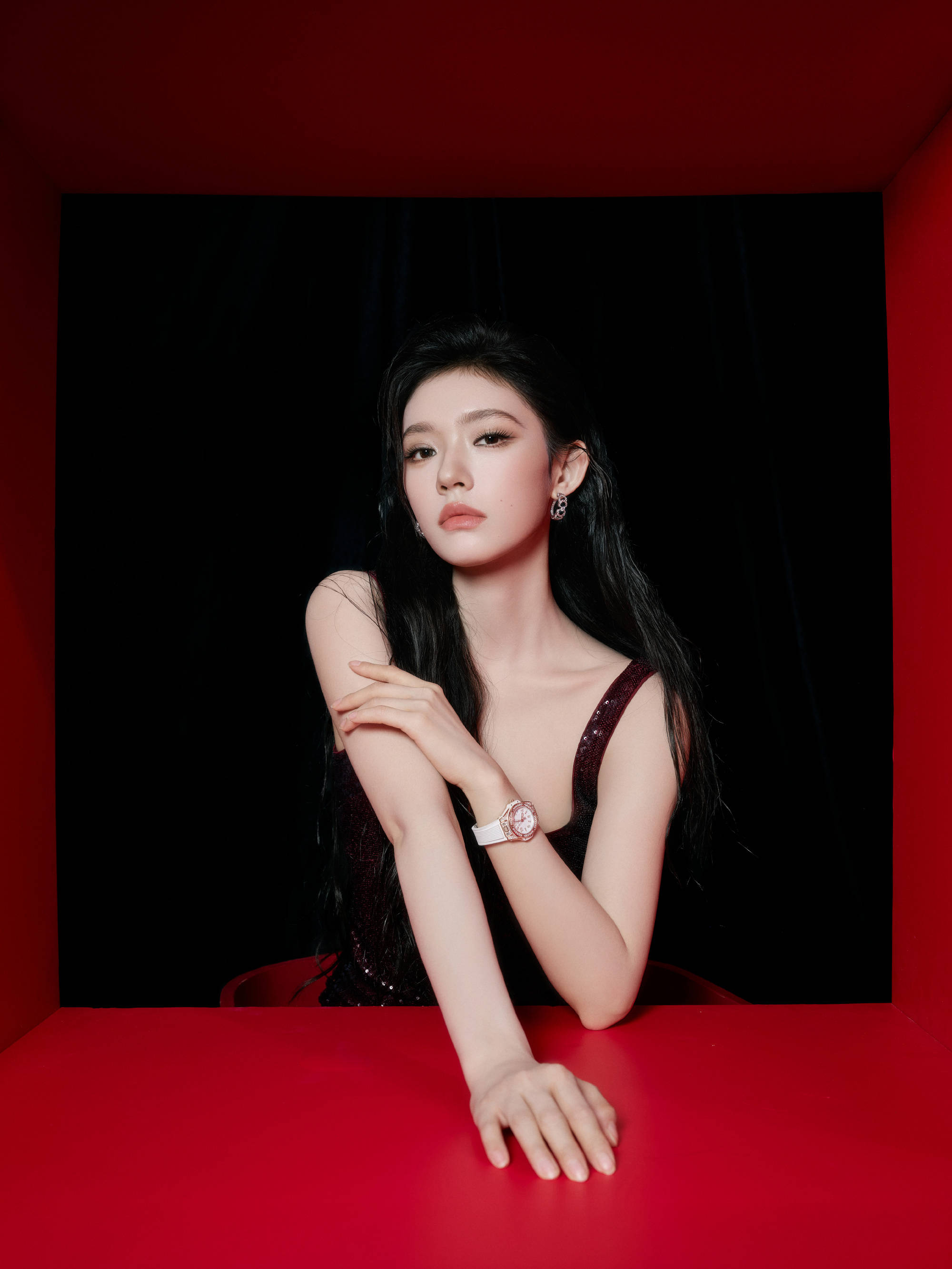 林允湿发造型性感迷人 表情慵懒白皙天鹅颈吸睛