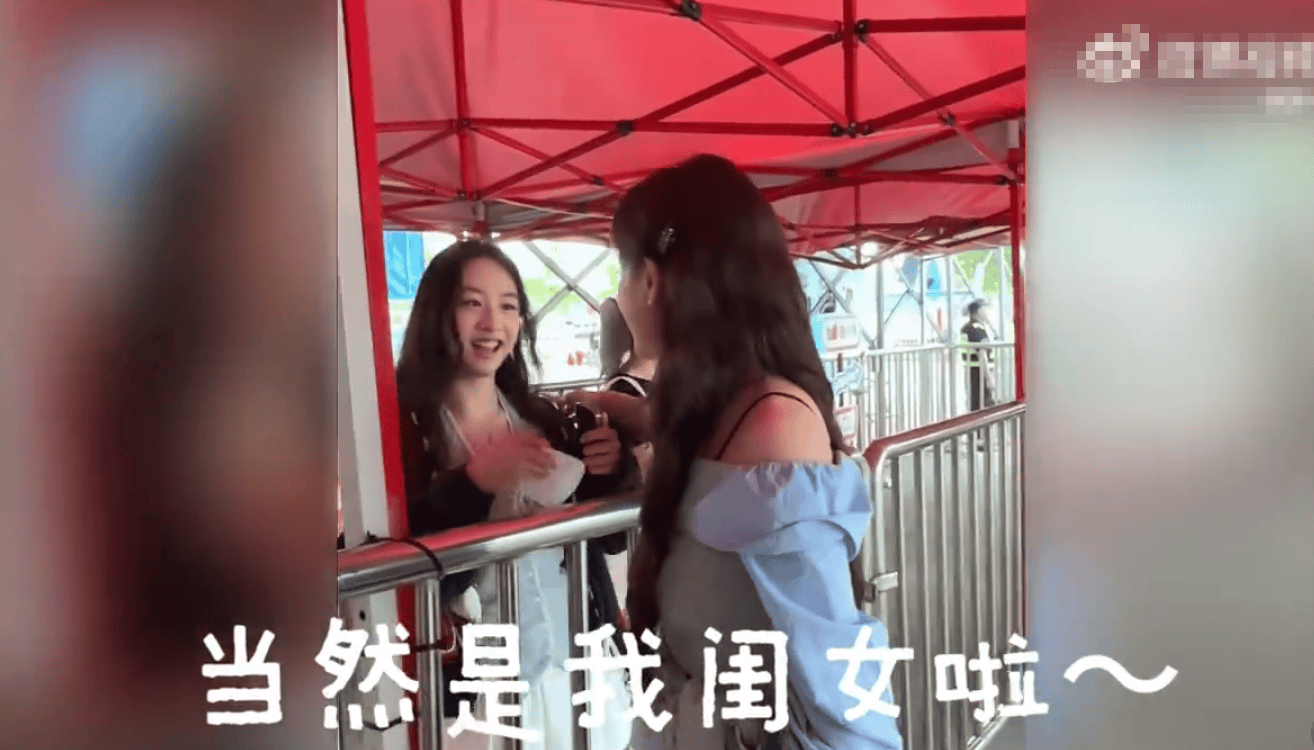 叶一茜女儿森碟明媚大方 与《乘风》姐姐们贴贴笑容甜美