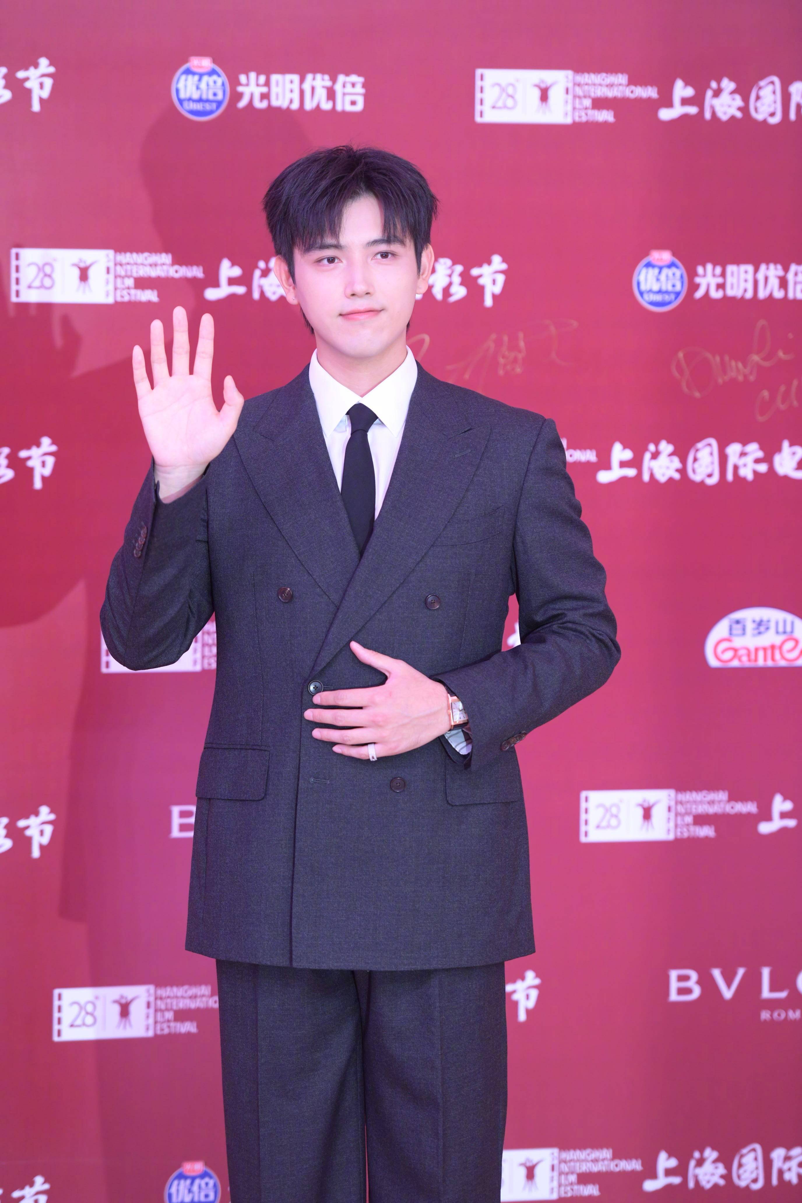 陈飞宇亮相第28届上影节开幕红毯 西装衬衫领带一丝不苟儒雅帅气