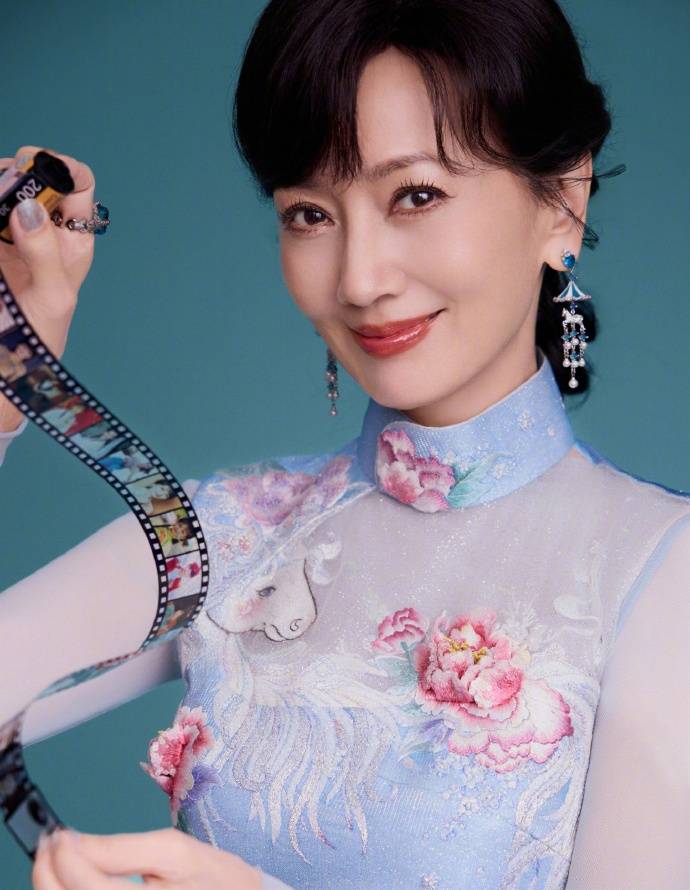 赵雅芝身穿蓝色绣牡丹旗袍 雍容大方优雅气质十足