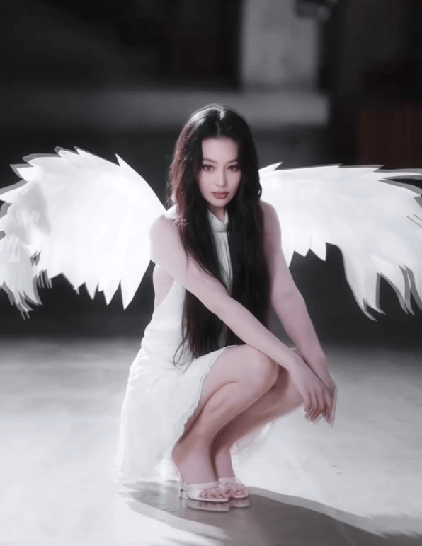 张馨予化身天使少女梦幻唯美 一袭白色连衣裙清纯可人