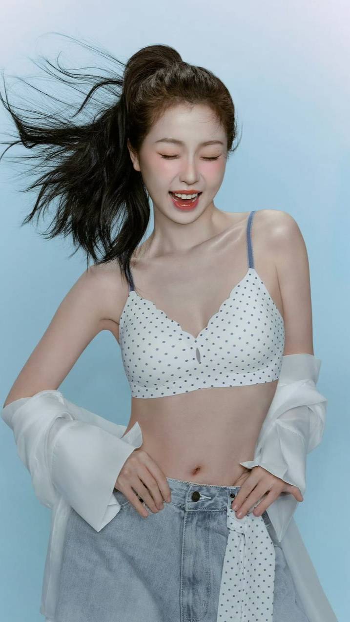 虞书欣写真：甜妹天花板的松弛感美学