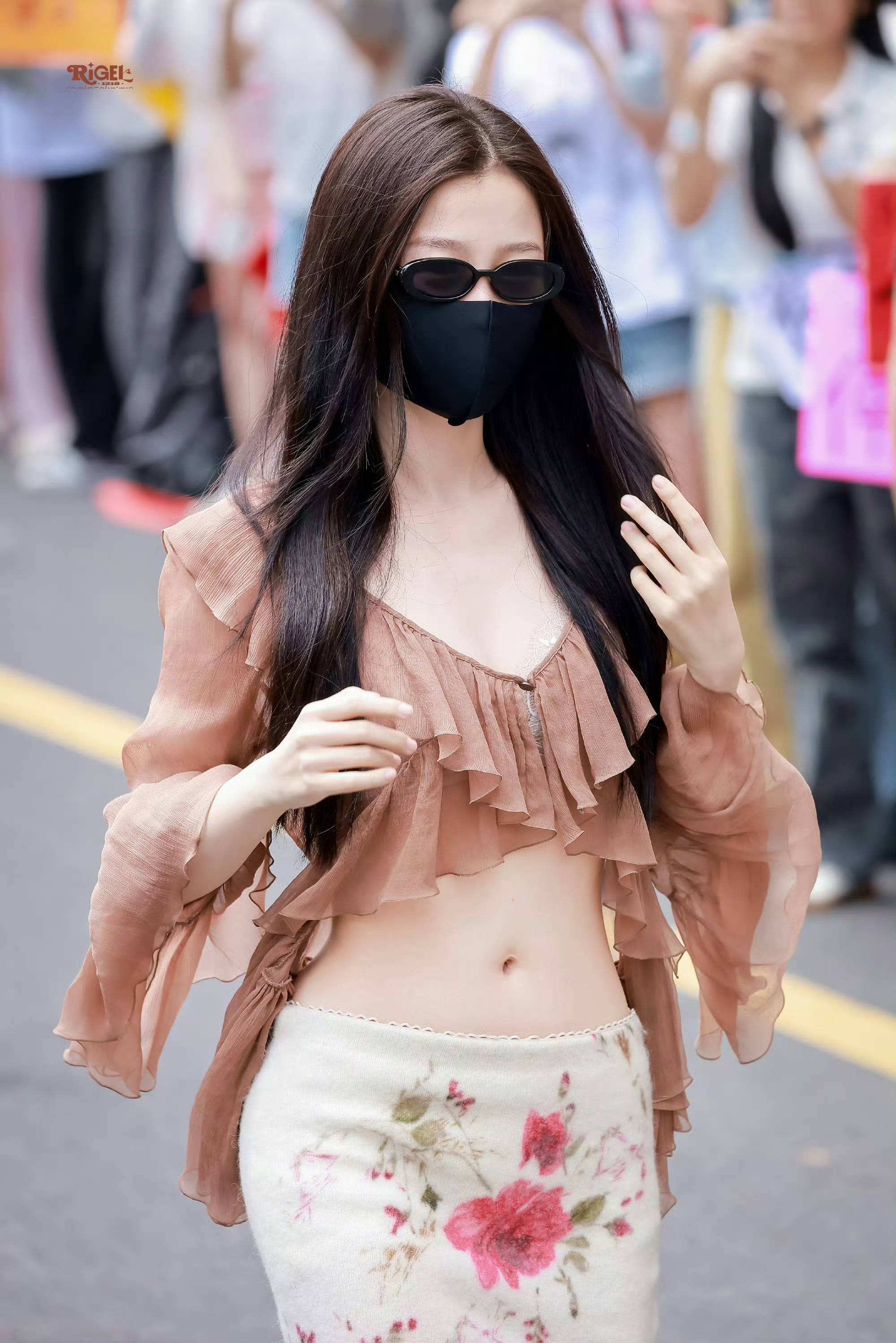 虞书欣穿荷叶短上衣配印花短裙 腰身纤细又甜又辣