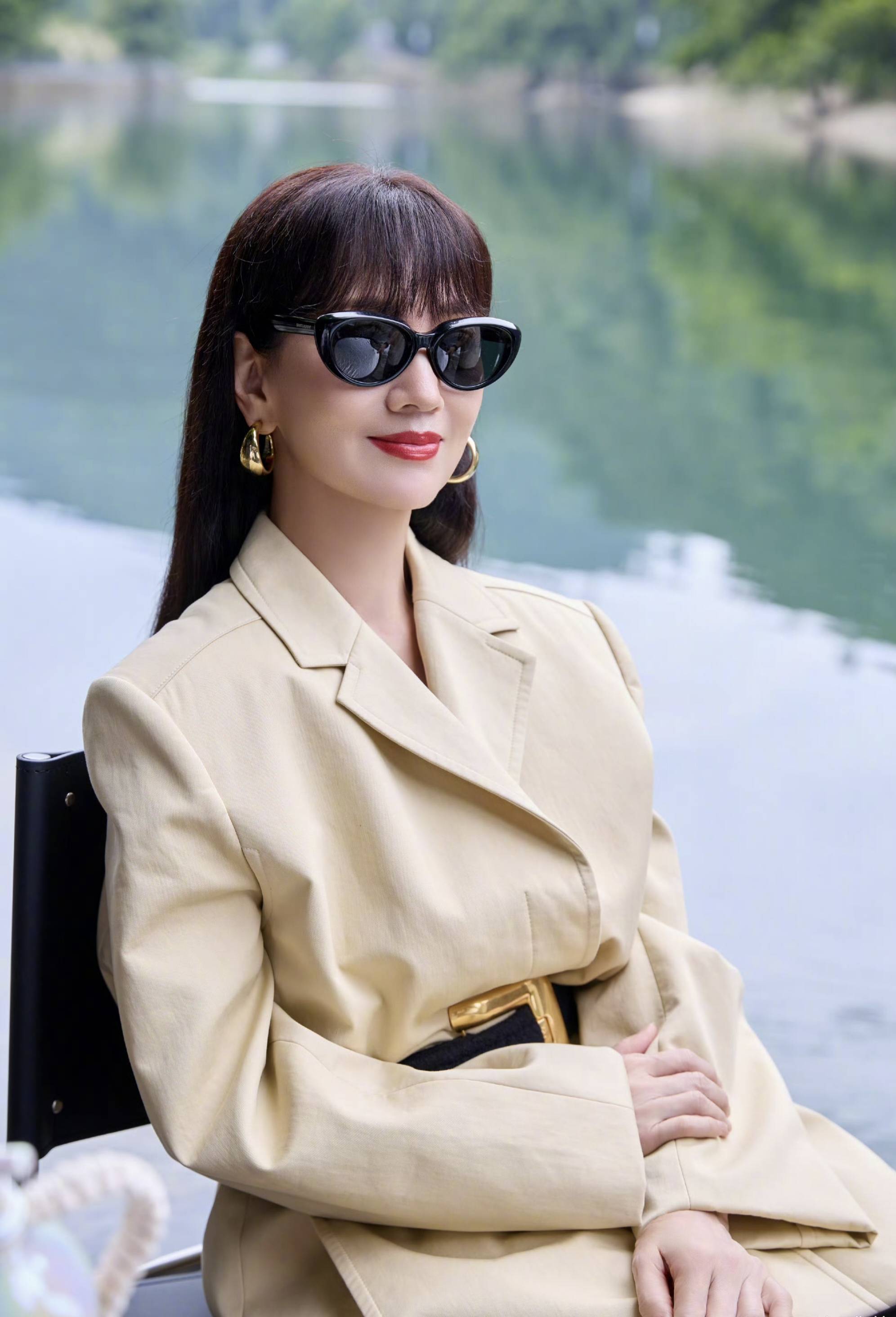 赵雅芝穿浅黄收腰风衣配墨镜 温婉娇俏状态绝佳