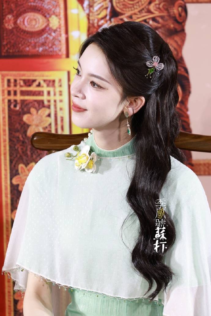 陈瑶穿嫩绿色旗袍显少女娇羞 长发及腰温婉大方