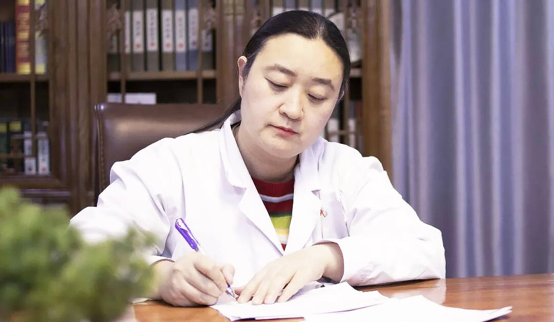 何丽丽.jpg