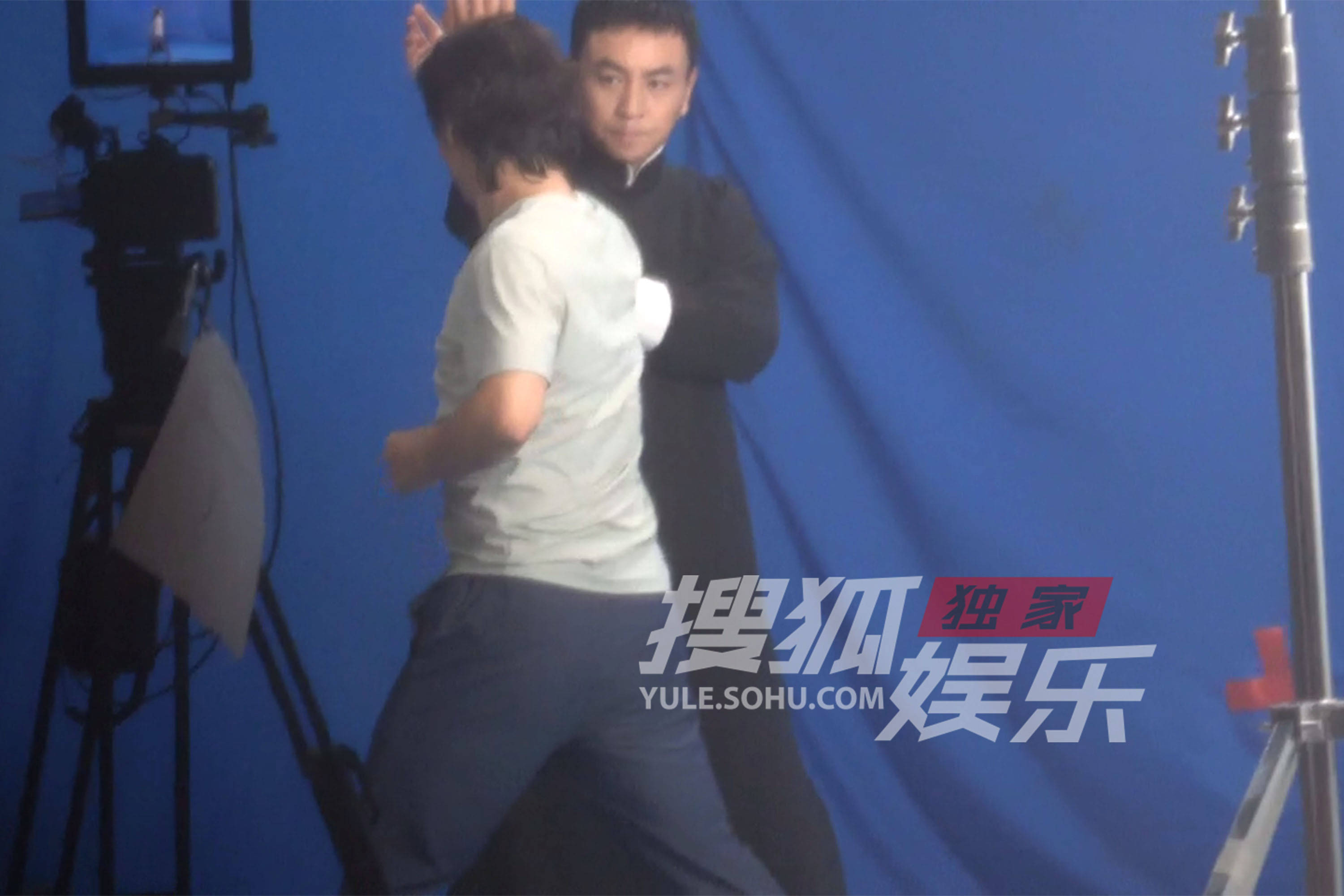 释小龙拍摄武术镜头 一身长衫利落开打有板有眼