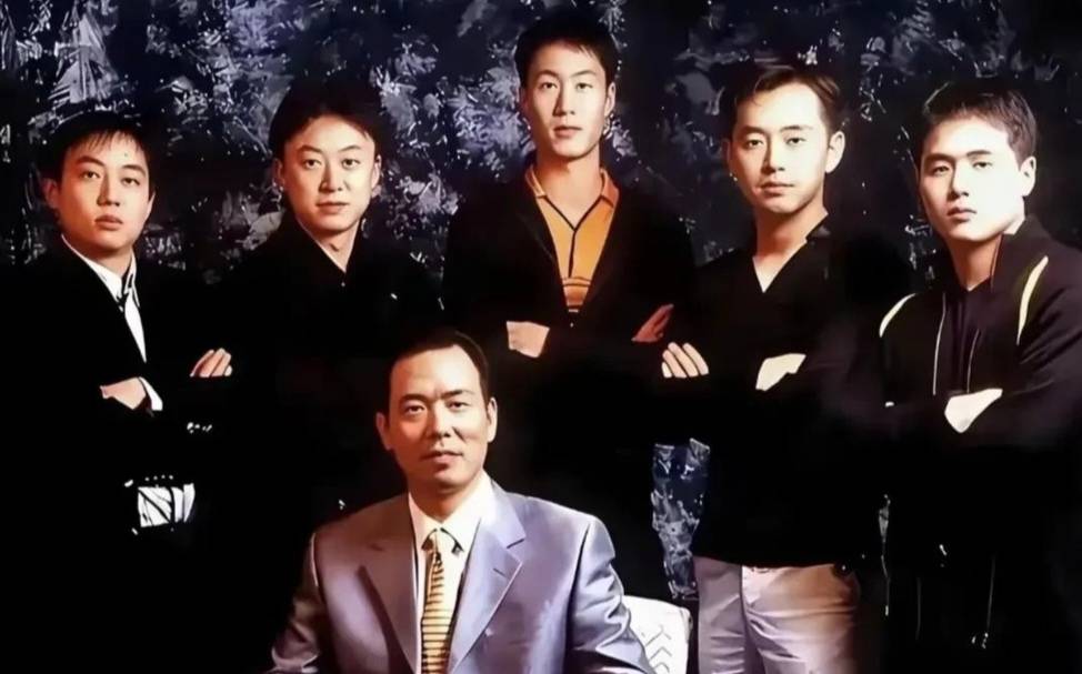 65岁蔡振华近况：精神矍铄陪妻享退休，儿子是知名演员