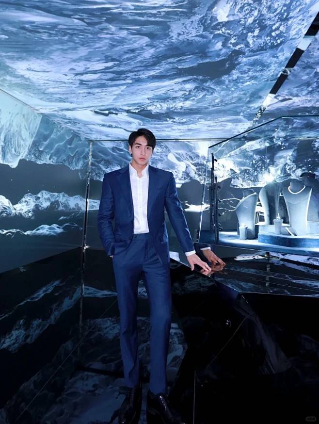 西装帅哥邂逅记:那一身正装下的男人味,让人为之倾倒!_肌肉_魅力_身材