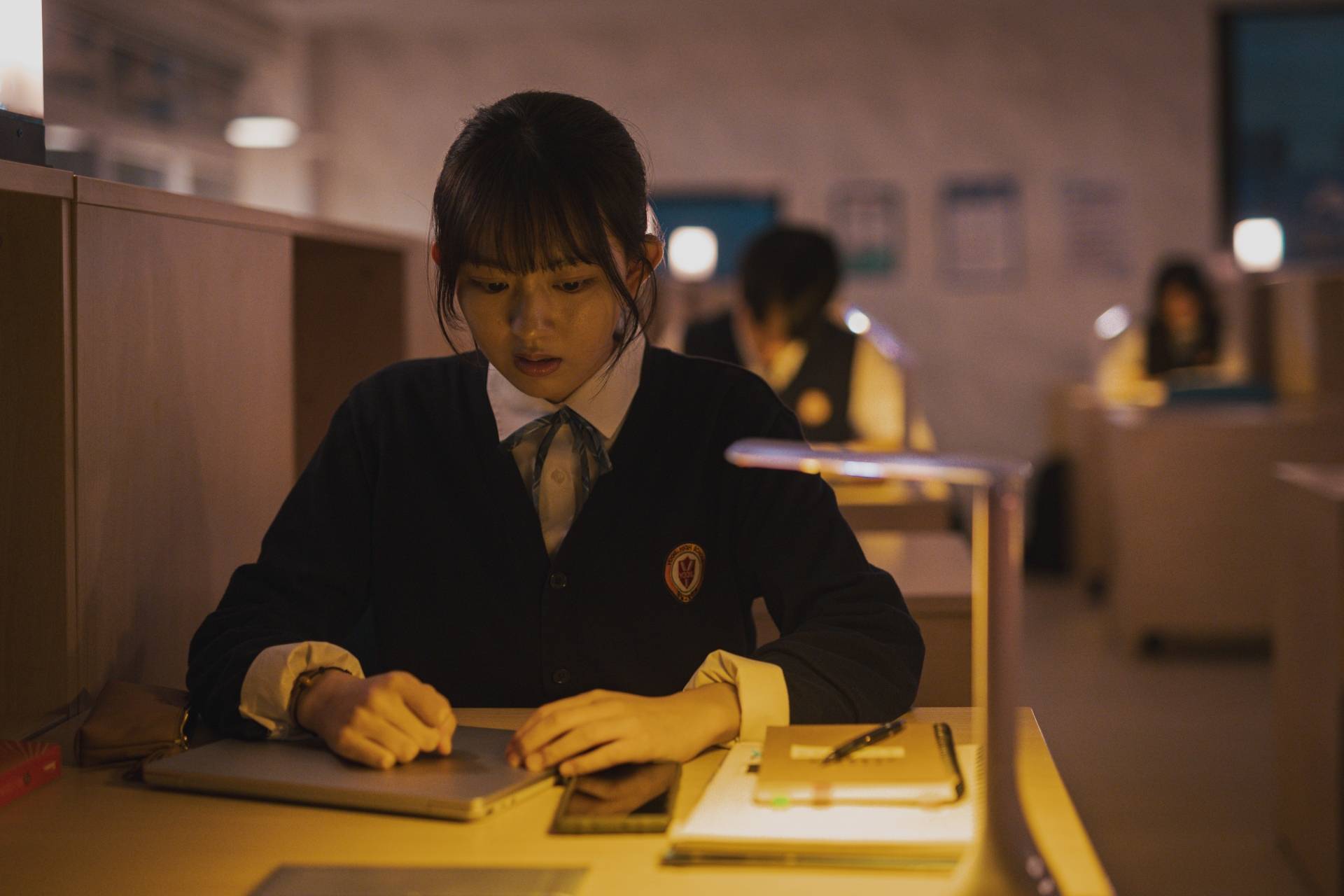 lami出演电视剧《夜幕降临》(音译)核心角色,展现存在感超强的演技!