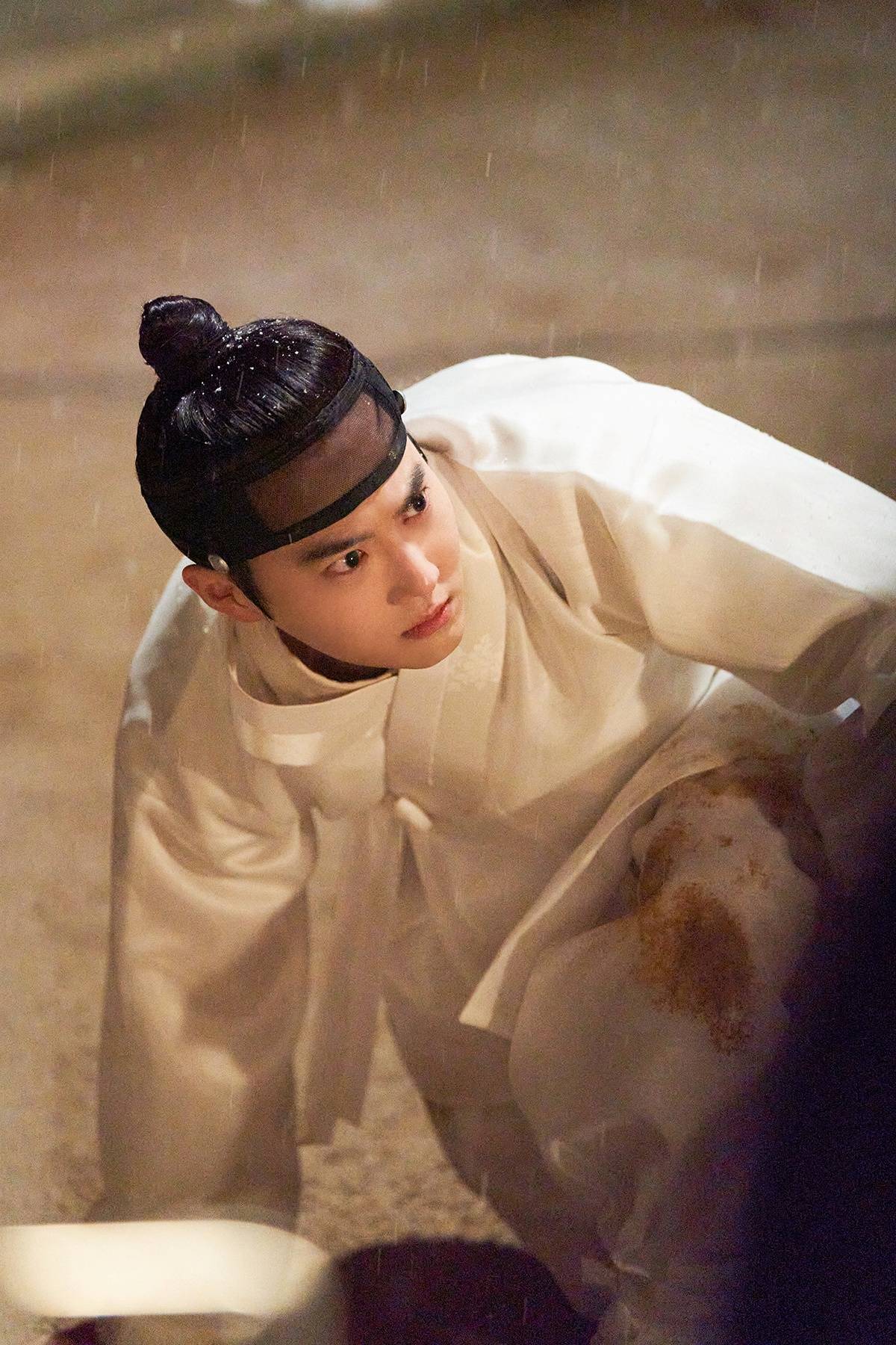 值得一提的是,suho虽然是第一次挑战古装剧,但却展现了稳定的古装剧