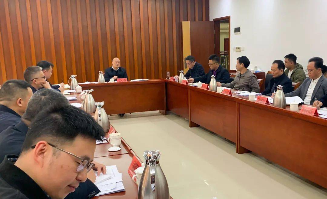 县委书记邓小强,县长黄罡星等参加会议.