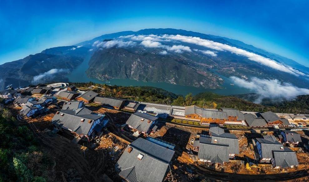 近日拍摄的巴东大面山巫峡口景色.