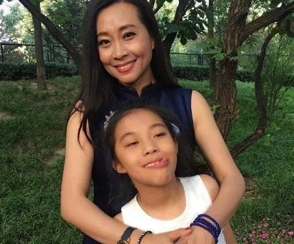 她和丈夫徐染因工作相识,在非洲演出时徐染每天扛水俘获了她的芳心.