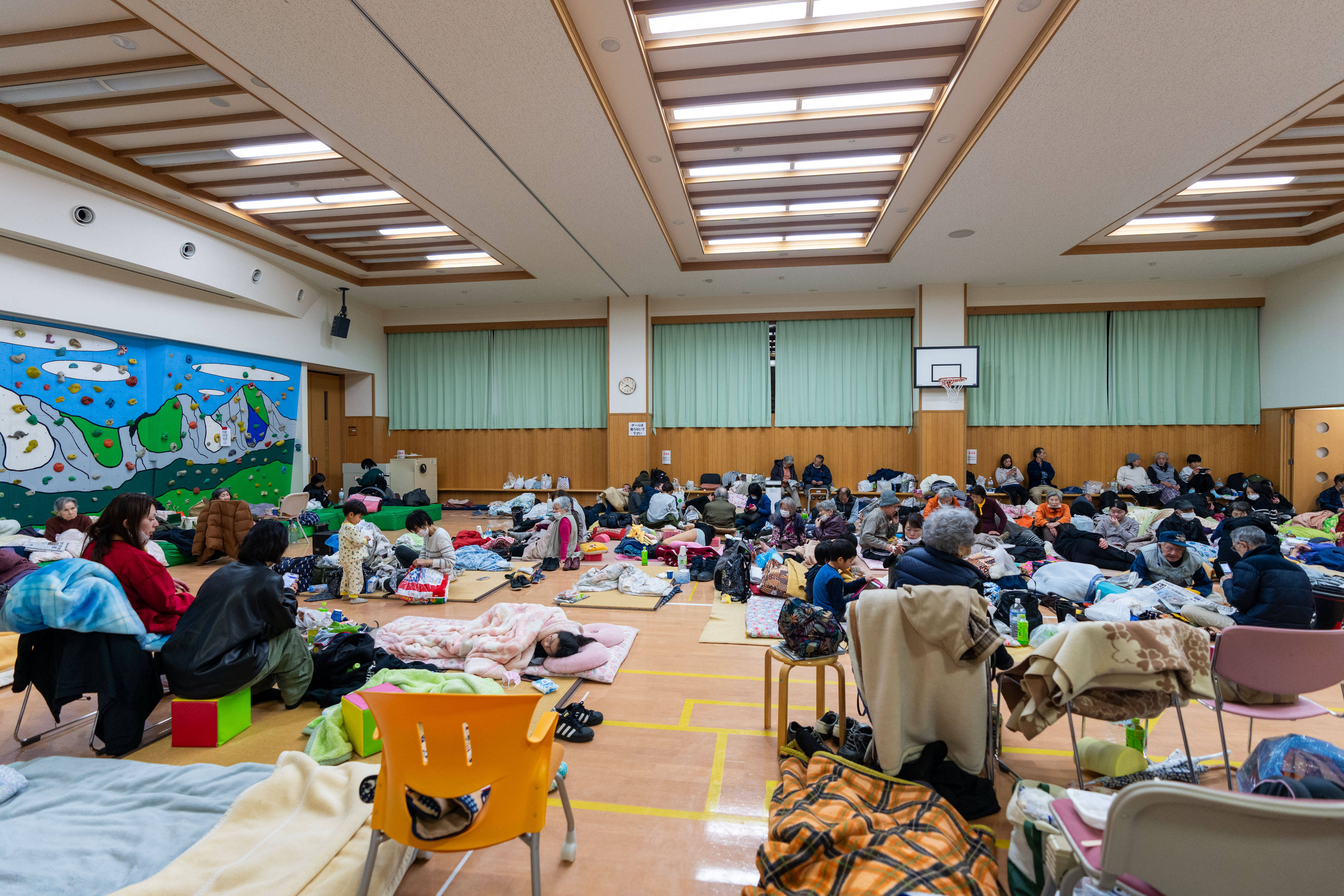 這是1月3日,人們在日本石川縣輪島市一處容納超700人的臨時避難所內