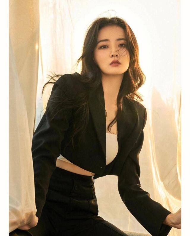 接下来的照片中,徐璐选择了一件优雅的白色长裙.