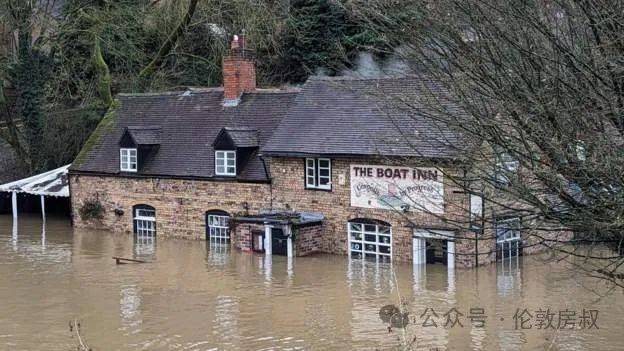 随着暴雨的持续,英格兰和威尔士各地发布了 600 个洪水警报,许多地区