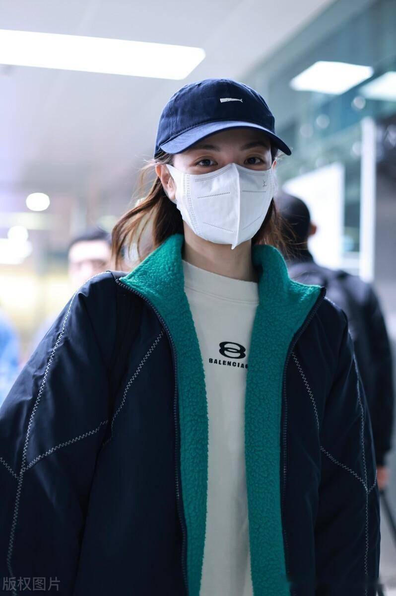 街拍:钟楚曦摇粒绒内里棉服 白色卫衣 棒球帽休闲有型_上海_机场