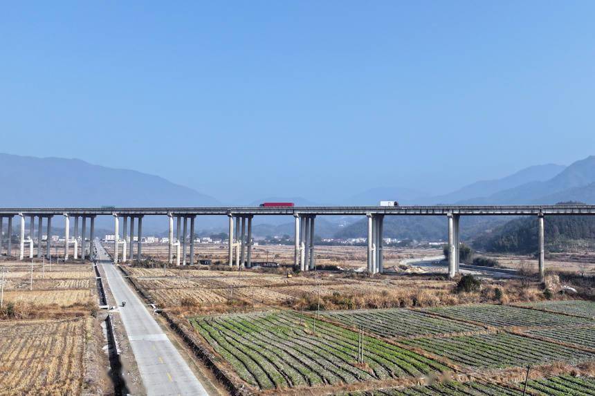 纵横交错的武吉高速公路,s221省道与周边农田,民居,山峦相映成景.