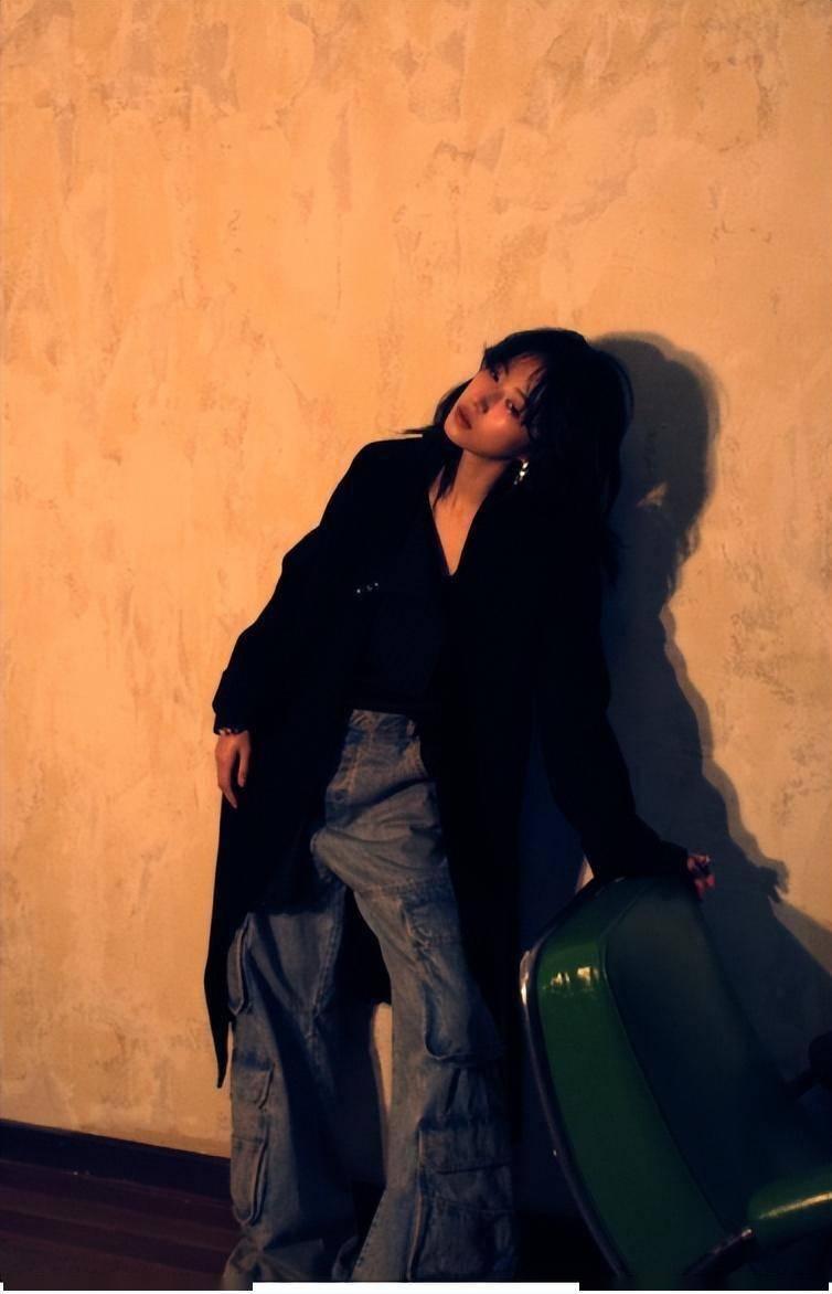 周雨彤杂志花絮照, 光影交错氛围感十足!_发展_作为一个_姐姐