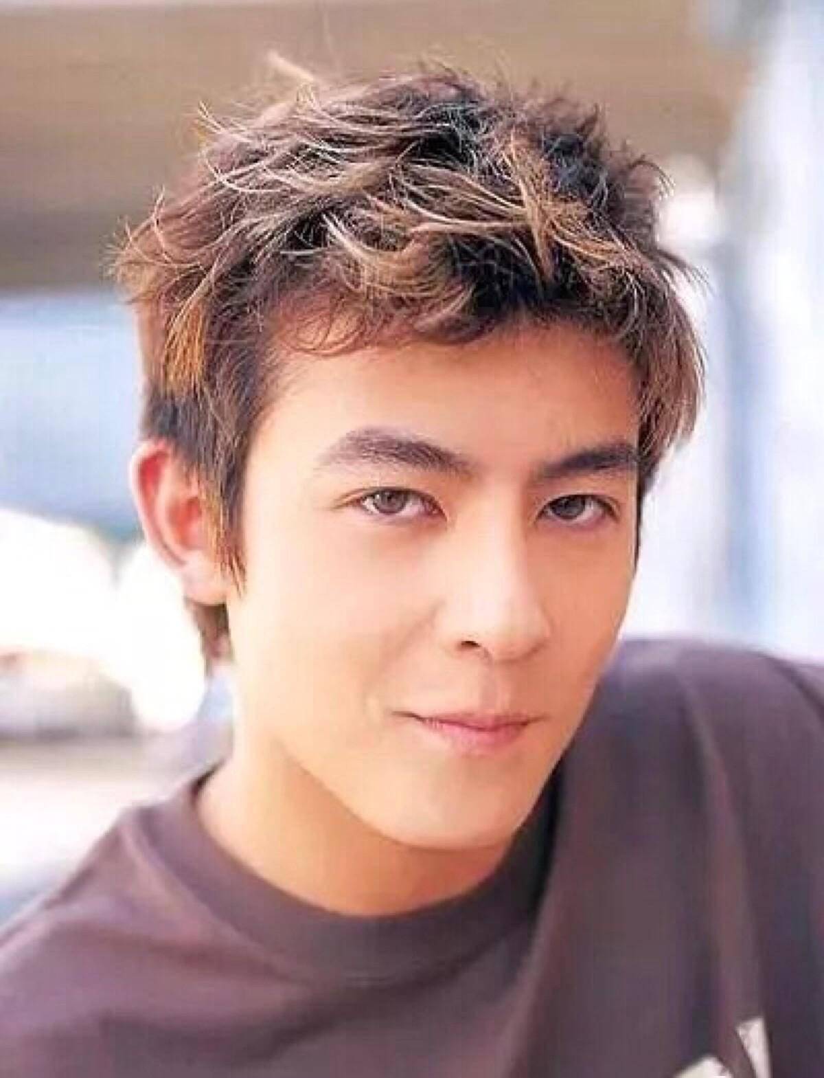 43岁陈冠希近照曝光,脸颊凹陷像外星人,美颜太严重认不出_网友_中国