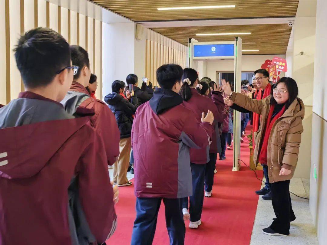 银杏是沉稳的象征,瓶窑中学高三班主任为学生送上亲手制作的银杏叶