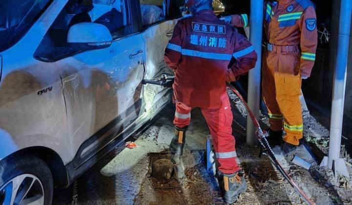 瑞安消防供图1月6日4时22分,温州瑞安市陶山镇街路村瑞枫线路段十字