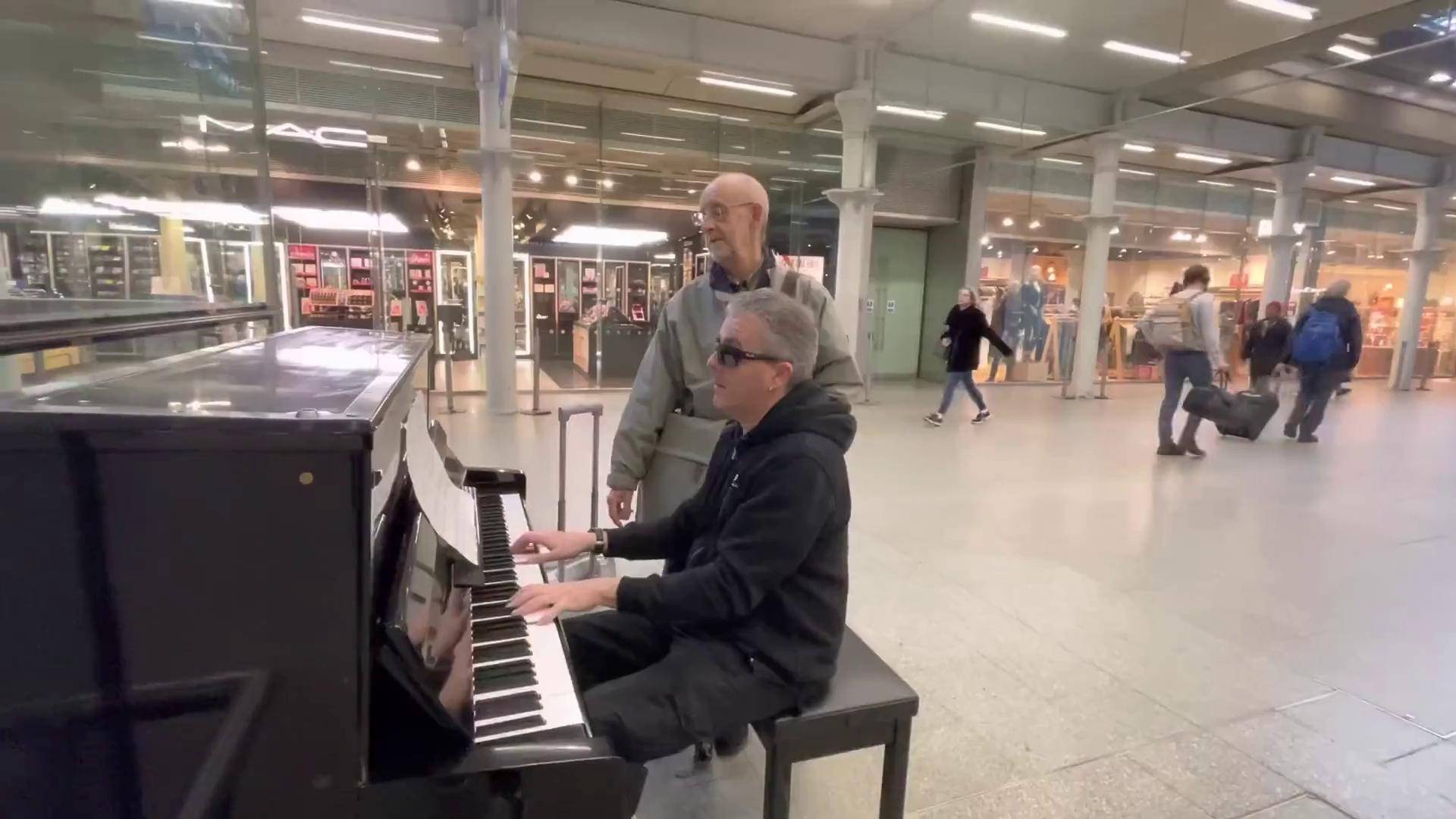 这位老师弹了几十年的管风琴,用右手与我一起演奏了巴赫和帕赫贝尔的