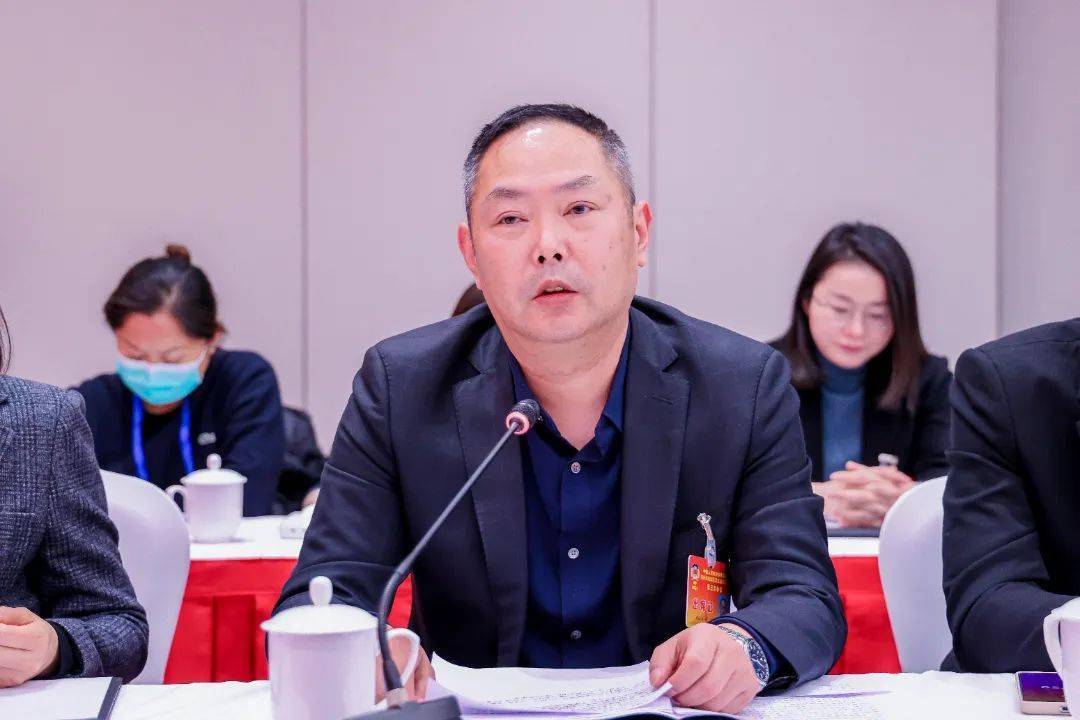 张伟看望政协委员并参加区政协五届三次会议民生事业联组讨论_相城