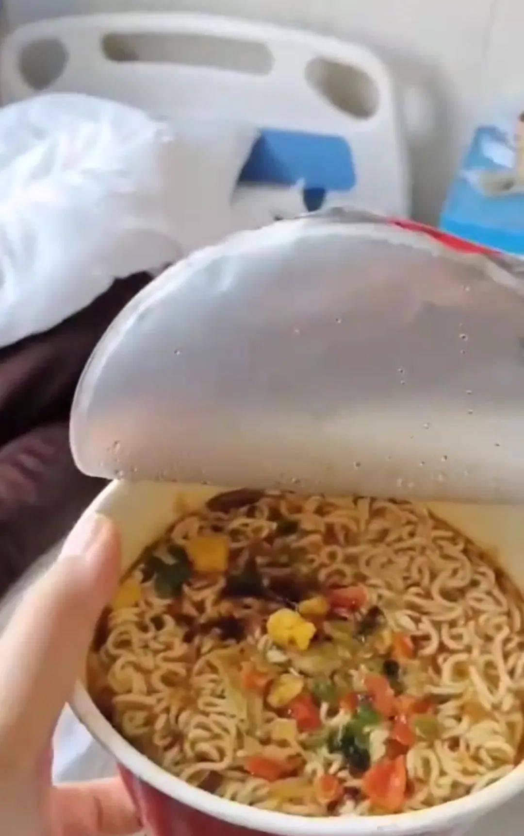 热搜上的"泡面母女"事件又反转,讽刺了当下社会最病态的现象_视频