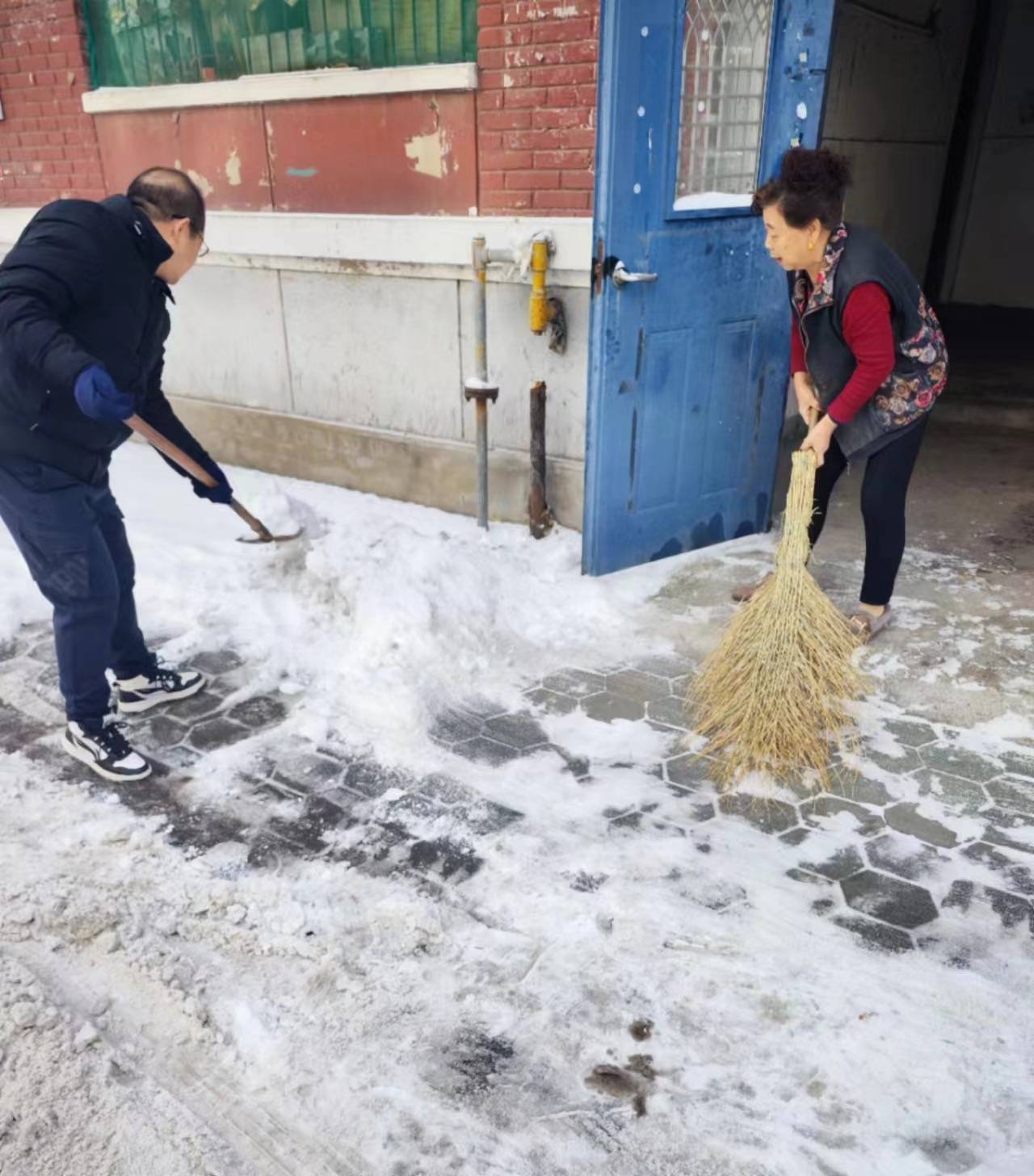 "见行见效 津彩绽放"活动参赛作品:志愿清雪暖人心 守望相助见真情_靳