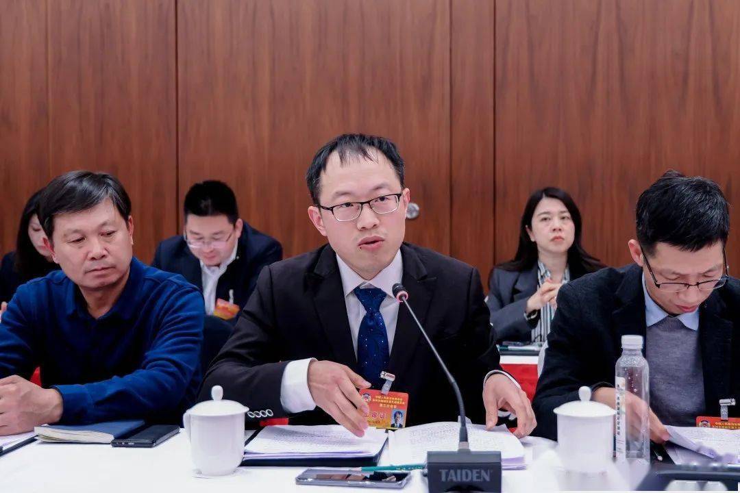 张伟看望政协委员并参加区政协五届三次会议民生事业联组讨论_相城