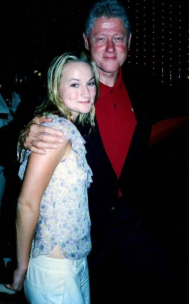 拍到和爱泼斯坦同屏,爱泼斯坦的小岛豪宅还挂着克林顿女装大佬的照片